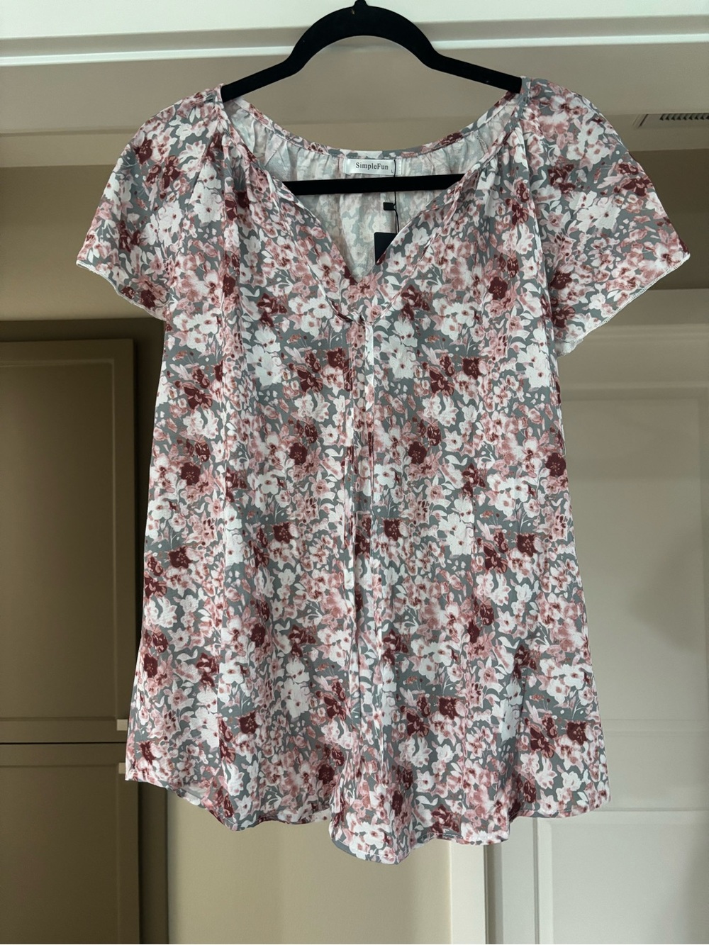 Simple Floral V-Neck Short Sleeve Top in Rose and Gray